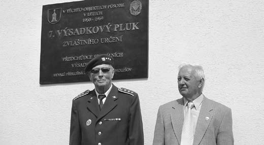 Ing. Jiří Dufek (vpravo) vedle Vladimíra Košana při slavnostním odhalení pamětní desky na budově holešovské policejní školy.